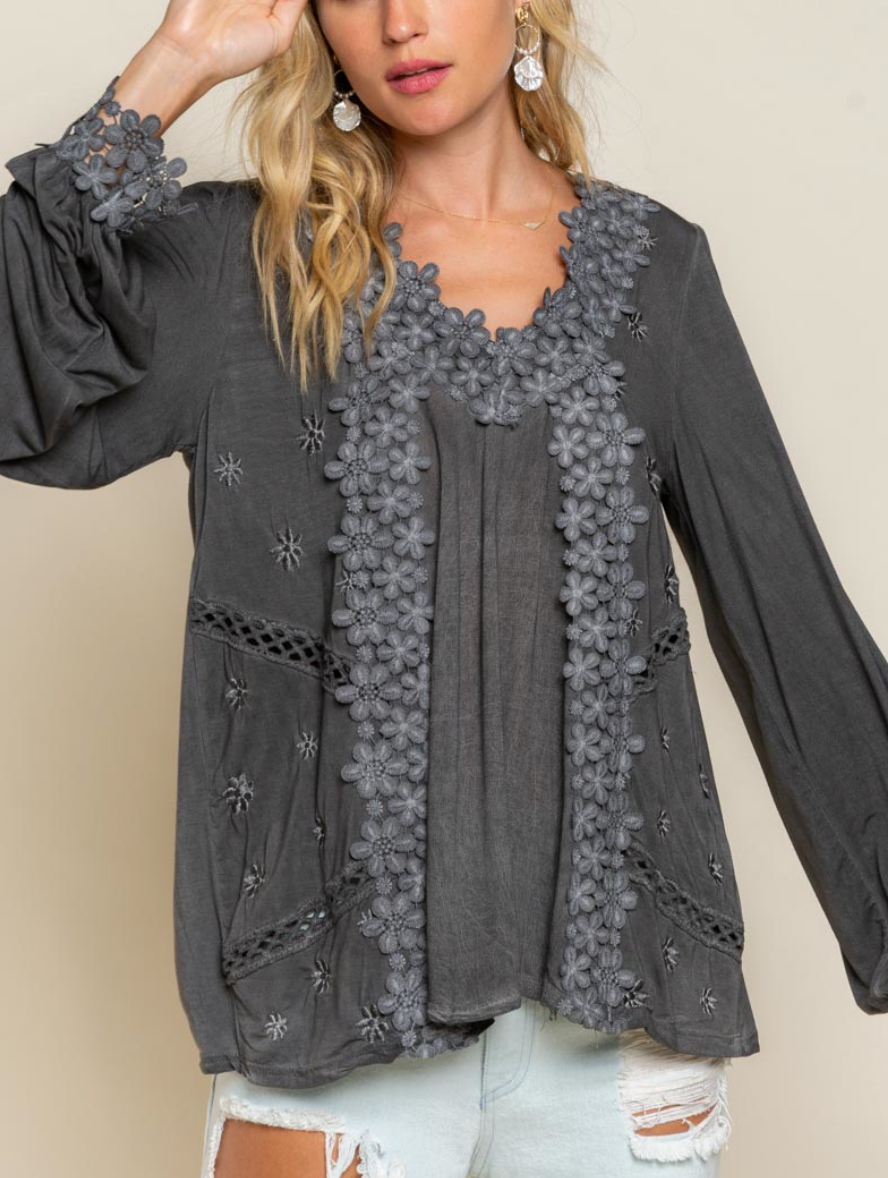 POL - FLORAL EMBROIDERY WOVEN TOP